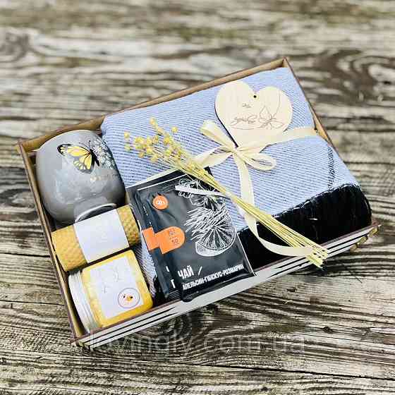 Універсальний подарунковий набір з натуральними компонентами — дерев’яна скринька, плед, чай, мед і свічка Ірпінь