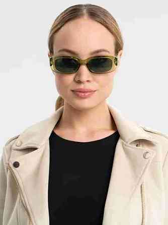 Сонцезахисні прямокутні окуляри в пластиковій оправі зелені Луцьк