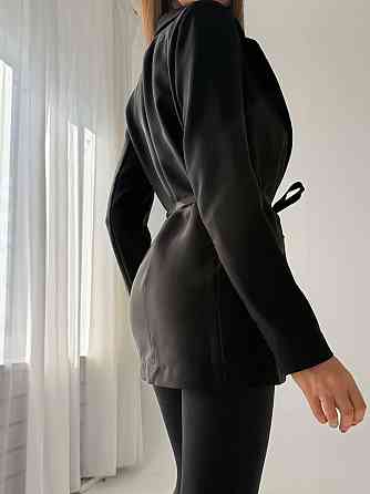 Жіночий приталений піджак без підкладки з підплічниками костюмка Чорний Одеса