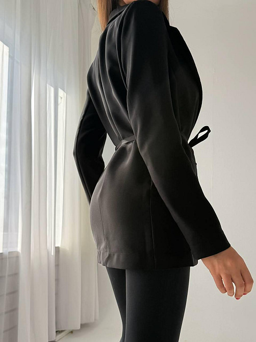 Жіночий приталений піджак без підкладки з підплічниками костюмка Чорний Одеса - фото 6