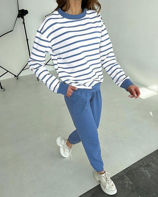 Демисезонный костюм в полоску 