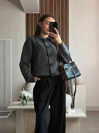 Жіночий укорочений кардиган із декоративними застібками у формі бантиків машинне в'язання Графіт Одеса