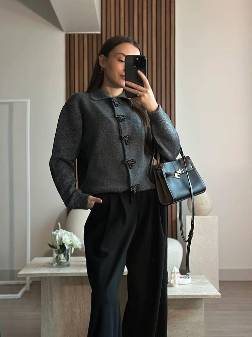 Жіночий укорочений кардиган із декоративними застібками у формі бантиків машинне в'язання Графіт Одеса - фото 4