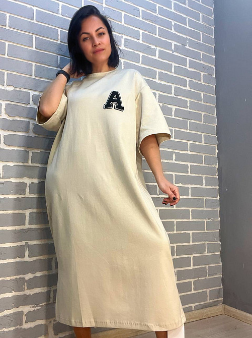 Платье женское A-N 2506 длинное оверсайз разрез со стороны нашивка впереди буква 
