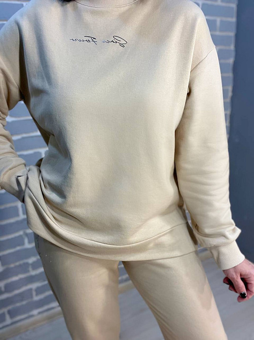 Костюм женский Joggy 8056-8057 брюки на резинке и свитшот с золотой надписью и разрезами по бокам бежевий, бежевый, L Киев - изображение 16