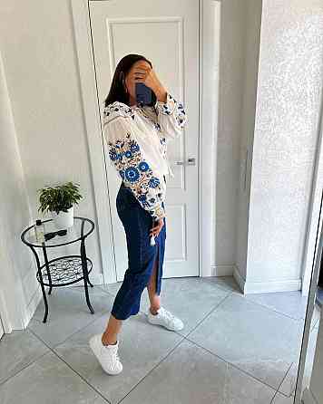 Женская современная вышиванка с голубо-желтой вышивкой и кисточками 80% хлопок, 20% полиэстер 46 Одесса