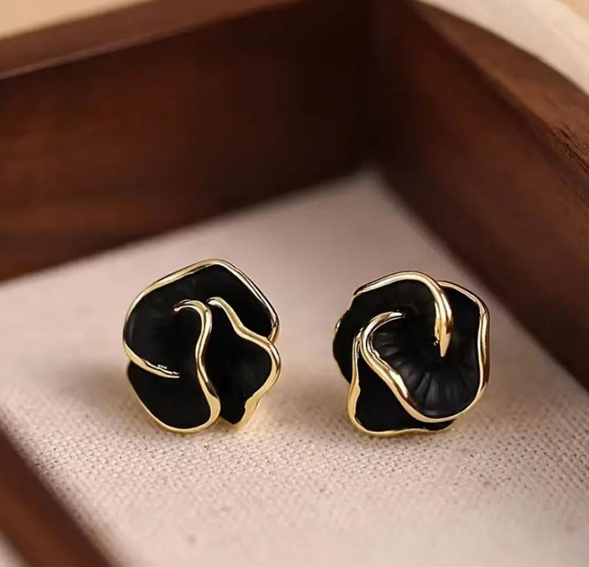 Серьги-пусеты черно-золотые с цветком камелии | Эмаль, минималистичная, 1 пара Киев - изображение 1