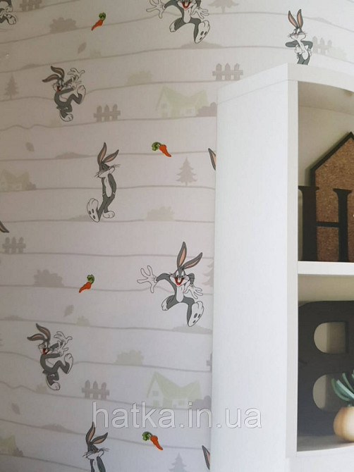 Шпалери вінілові на флізеліні AdaWall Ada Kids метрові дитячі герої мультфільму Луні тюнз кролик Багз Банні Київ - фото 1