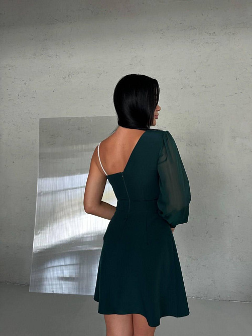 Женское праздничное мини платье на одно плечо костюмка с шифоновыми рукавами Изумрудный, 42 Одесса - изображение 3