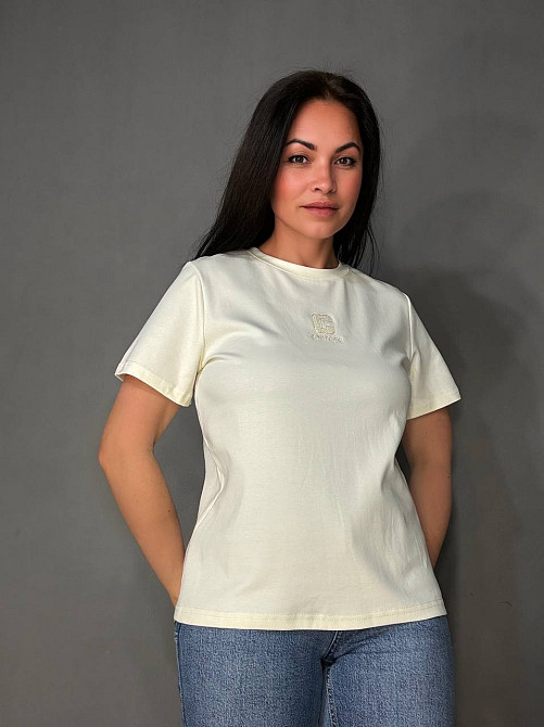 Футболка женская A-NIUSHOW 30337-3 базовая однотонная с вышивкой буквой С one size, молочний, one size Киев - изображение 1