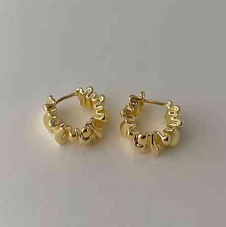 Сережки кільця золотисті фактурні, мінімалістичні сережки обручі, стильні жіночі сережки Київ