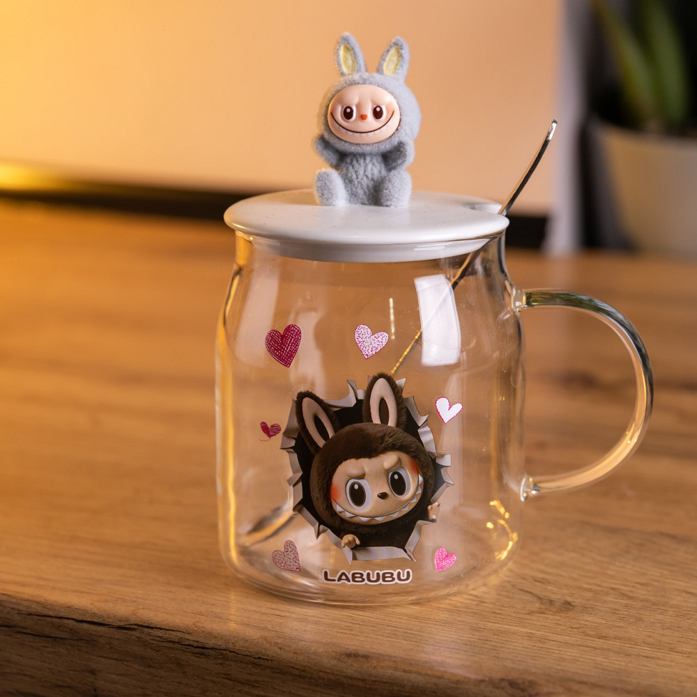 Новорічна велика скляна чашка "Лабубу" з кришкою та ложкою 600 мл, Святкова кружка чашка для дітей на подарунок Сірий FM-56A Коломия - фото 1