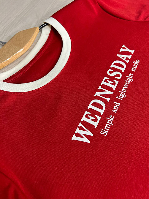 Футболка жіноча A-N 989 базова однотонна з написом WEDNESDAY попереду середня довжина one size червона, червоний, one size Київ - фото 5
