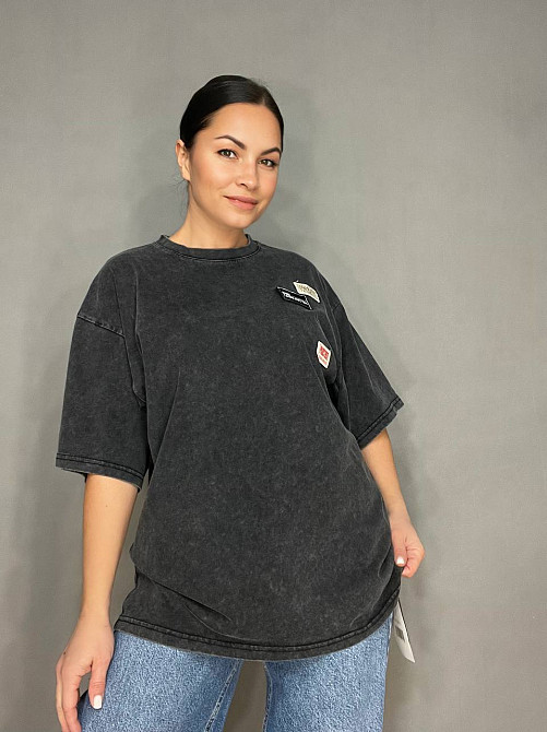 Футболка жіноча A-N 25012 подовжена оверсайз з нашивками патчами попереду one size, чорний, one size Київ - фото 8