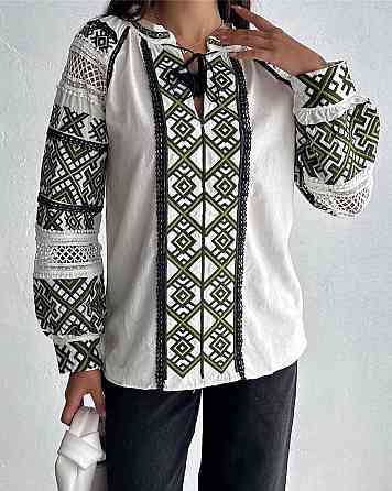 Жіноча сучасна вишиванка у традиційному стилі з зеленою вишивкою домотканий льон Одеса