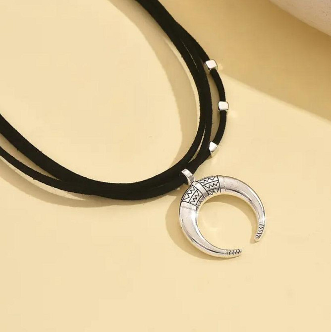 Чокер із підвіскою у формі півмісяця — чорне намисто з місячним символом Київ - фото 2