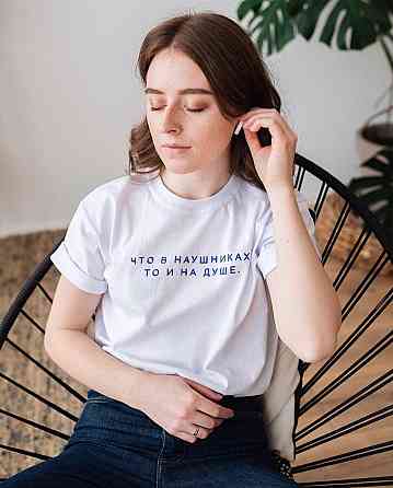 Белая женская футболка с рисунком Черновцы