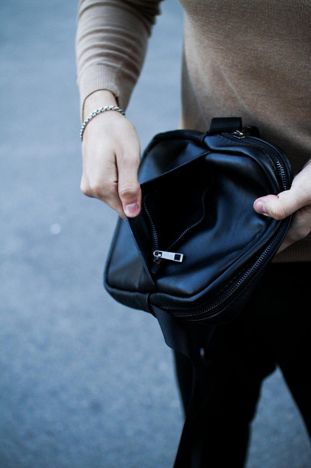 Сумка-мессенджер із натуральної гладкої шкіри, сумка через плече чоловіча (Чорна) Суми - фото 6