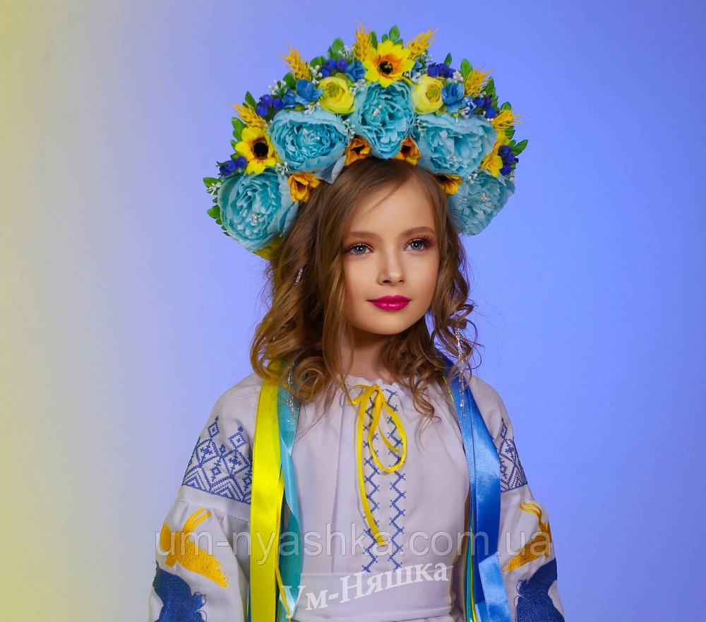 Детское вышитое платье с ласточками 