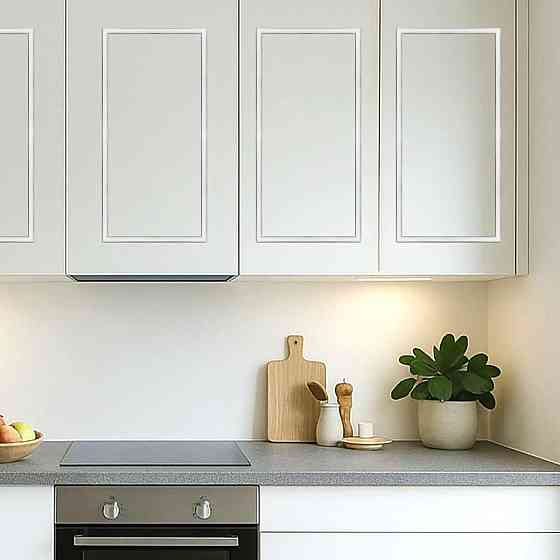 Белый молдинг с серебристым декором Киев