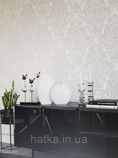 Шпалери вінілові на флізелін Marburg City glam 32302 метрові вензелі завитки сріблом на білому під штукатурку Київ - фото 3