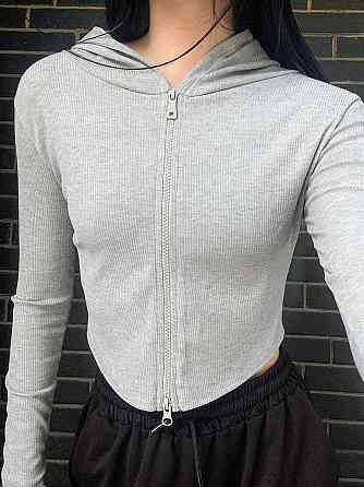 Женский укороченный топ с длинными рукавами и капюшоном на молнии рубчик Одесса
