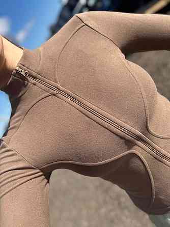 Стильный женский лонгслив с длинным рукавом на молнии пума. Мокко, 42 Одесса