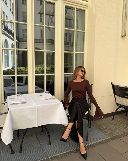 Женский лонгслив с акцентными воланами на рукавах плотная вискоза Шоколад Одесса - изображение 3