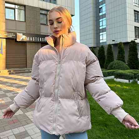 Бежевая теплая зимняя куртка пуховик с большими секциями и высоким воротником стойкой (пуффер), 48-50 Лубны
