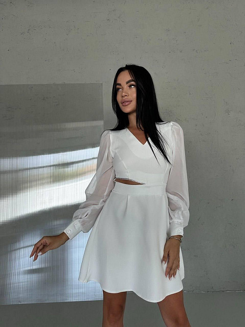 Жіноча елегантна сукня з асиметричним ефектним вирізом і шифоновими рукавами костюмка Білий, 46 Одеса - фото 1