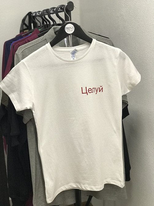 Женская футболка с надписью - 