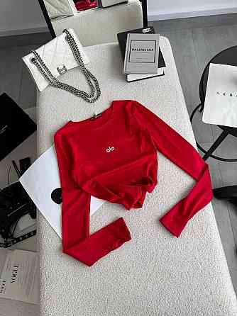 Стильний жіночий базовий лонгслів із написом і вирізом під пальчик мікродайвінг Червоний Одеса