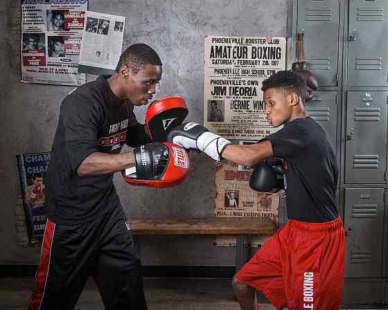 Лапи боксерські TITLE Classic Charge Punch Mitts Black/Red Кам'янське