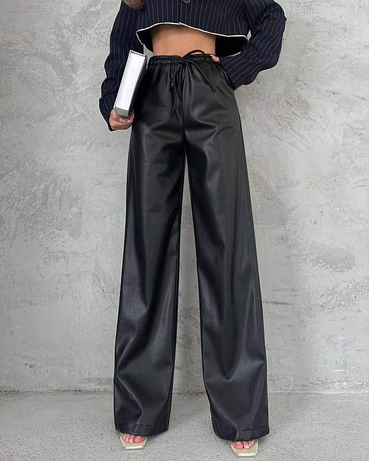 Жіночі трендові теплі штани з екокожі на флісі 48/52 Одеса - фото 3