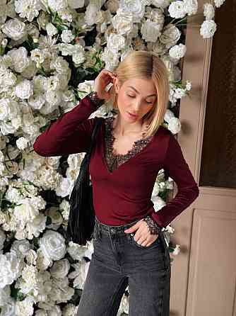 Лонгслив женский с кружевной отделкой 