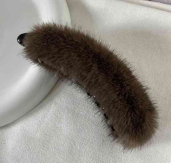 Шпилька-банан зі штучного хутра Смела