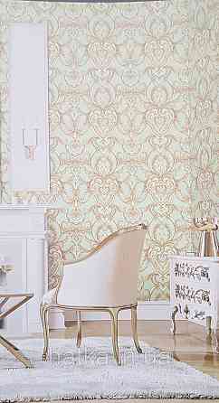 Шпалери вінілові на флізеліні AdaWall Seyyah 1.06х10 вензелю завитки великі структурні золотом на зеленому Київ