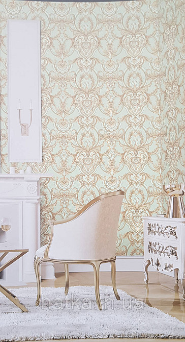 Шпалери вінілові на флізеліні AdaWall Seyyah 1.06х10 вензелю завитки великі структурні золотом на зеленому Київ - фото 1