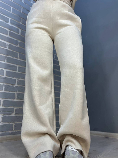 Штаны женские Quzen 388 брюки спортивные палаццо широкие свободные от бедра утепленные на флисе светло бежевые, світло-бежевый, M Киев - изображение 1