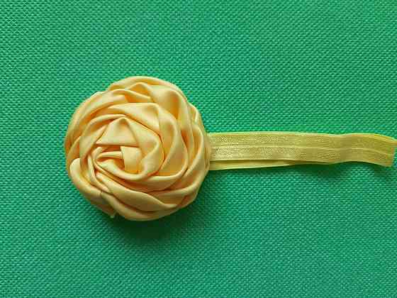 Пов'язка дитяча з трояндочкою жовта квітка 8см, окружність 36-52см Київ