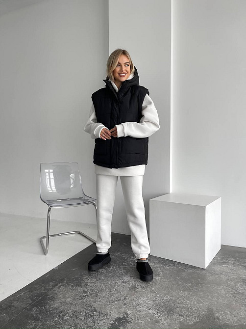 Жіноча тепла жилетка з капюшоном плащівка еммі на синтепоні Одеса - фото 5