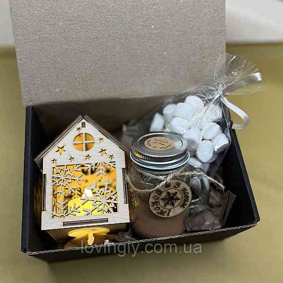 Новорічний подарунок жінці з гарячим шоколадом і дерев’яним будиночком з підсвіткою Ірпінь