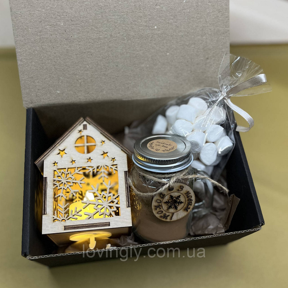 Новорічний подарунок жінці з гарячим шоколадом і дерев’яним будиночком з підсвіткою Ірпінь - фото 1