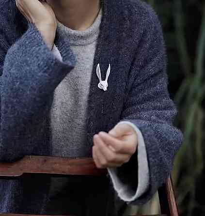 Брошка лисиця мінімалістична керамічна брошка біла лисичка шпилька прикраса Київ