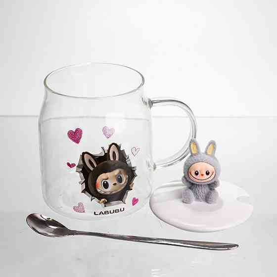 Новорічна велика скляна чашка "Лабубу" з кришкою та ложкою 600 мл, Святкова кружка чашка для дітей на подарунок Сірий FM-56A Коломия