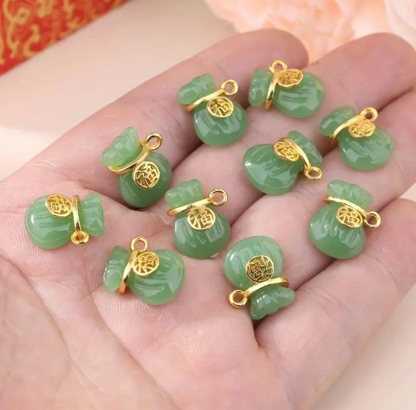 Набір 10 талісманів: зелений скляний кулон-мішечок із золотистим кельтським вузлом, 1.6×1.4 см Київ - фото 1