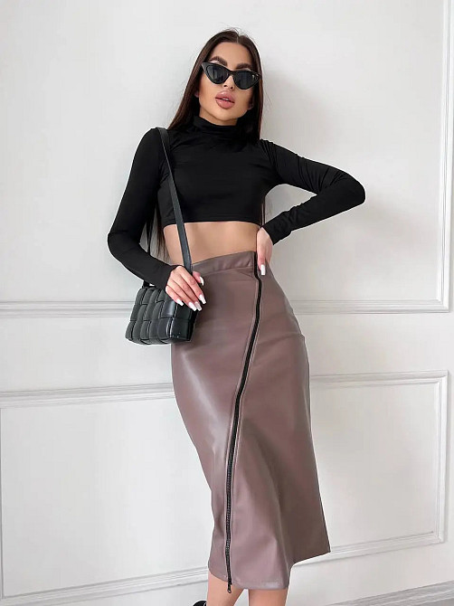 Кожаная юбка миди с разрезом 