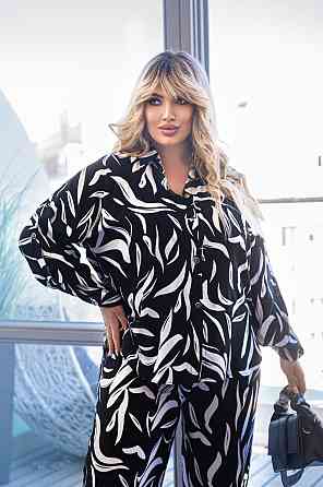 Свободный костюм с вырезом на спине 