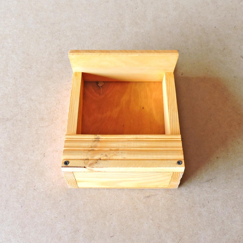 Кормушка садовая для птиц 