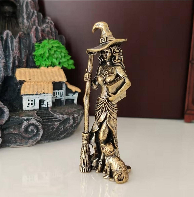 Декоративная латунная статуэтка Ведьма с метлой и котом Киев - изображение 1